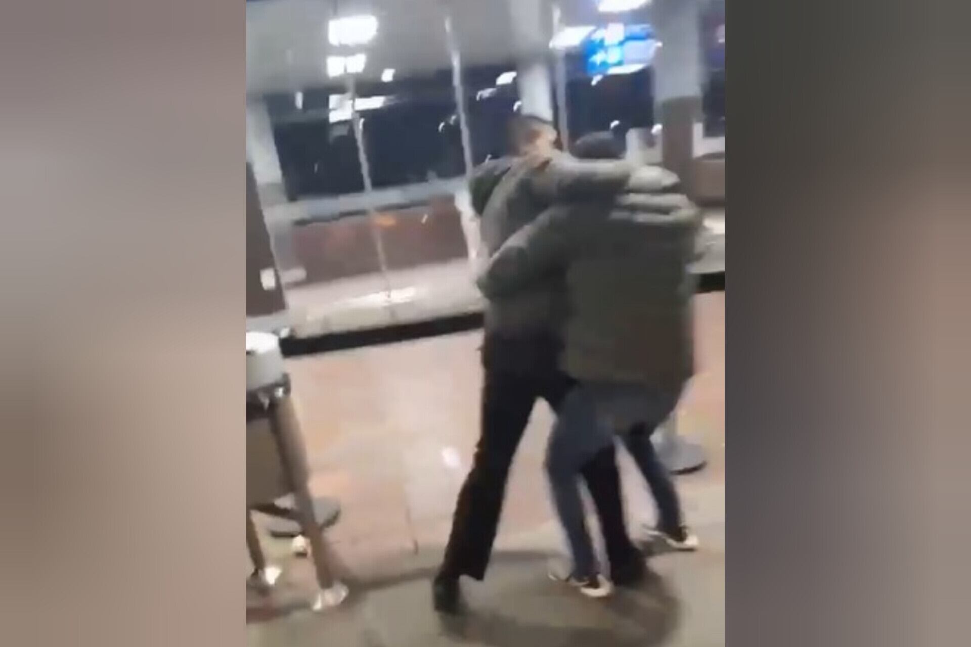 Pelea entre taxista y conductor de plataforma en Terminal de Transportes de Bogotá