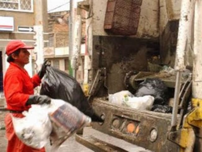 Contratistas no entregarán al Distrito los camiones para recoger las basuras