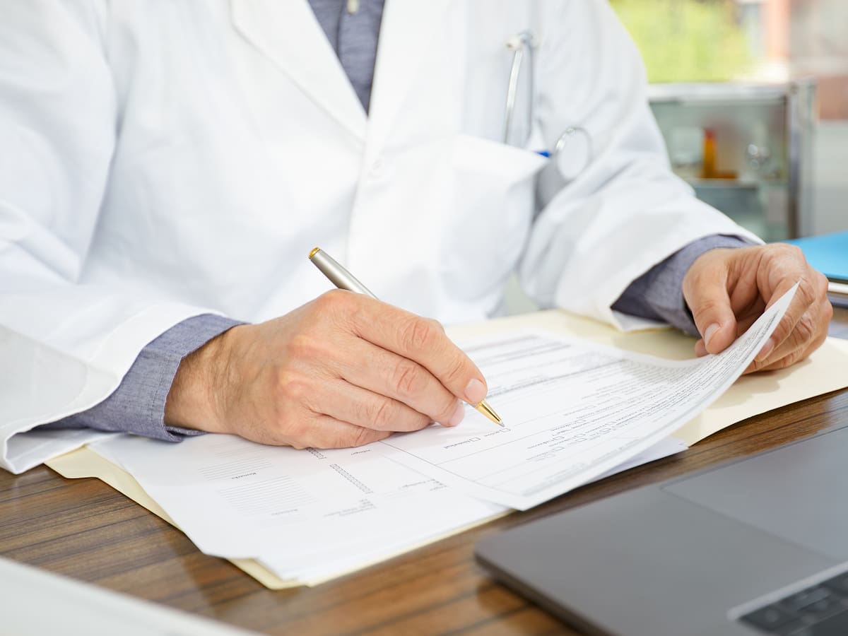 Consecuencias legales de falsificar una excusa médica; está en el código penal