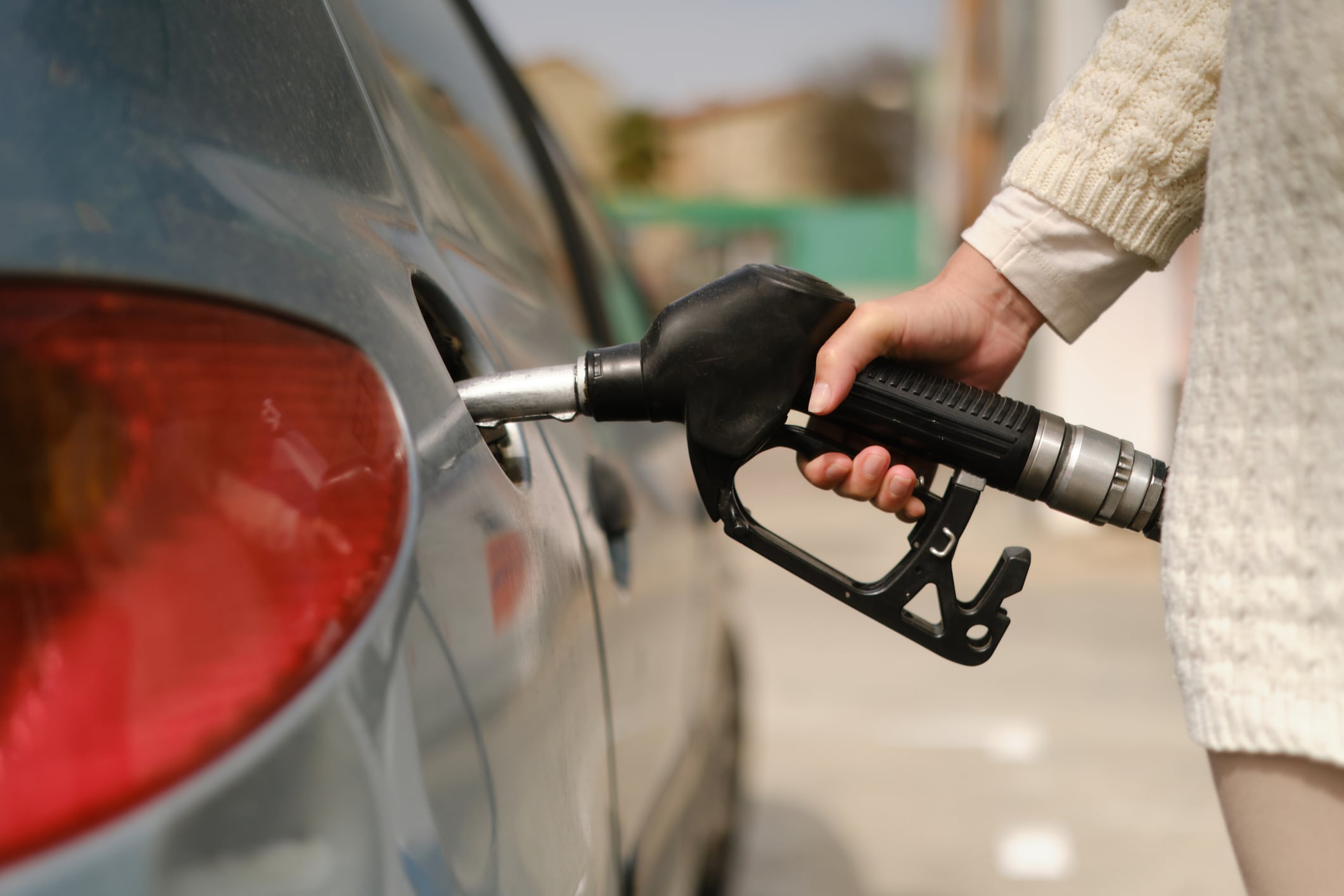 Persona suministrando gasolina a un carro. Foto: Getty Images