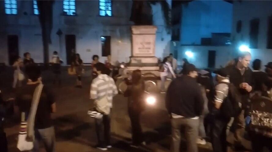 Los asistentes protagonizaron un cacerolazo afirmando que “no celebran”, sino que defienden y respaldan la determinación. Foto: Red Alterna