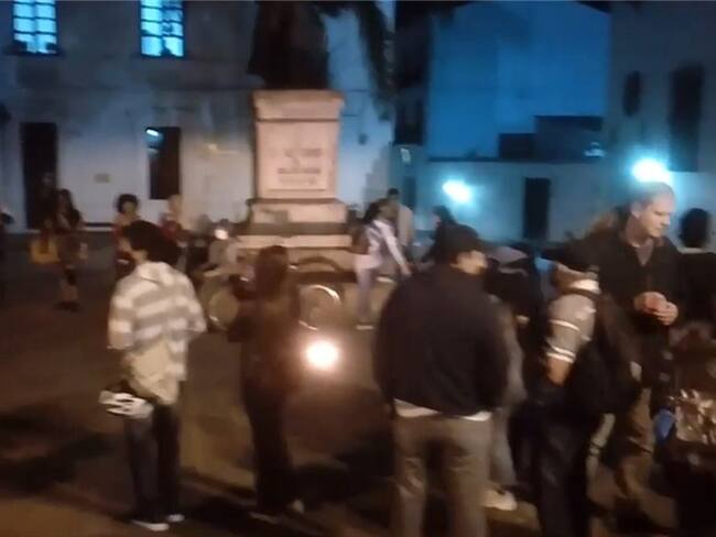 Los asistentes protagonizaron un cacerolazo afirmando que “no celebran”, sino que defienden y respaldan la determinación. Foto: Red Alterna