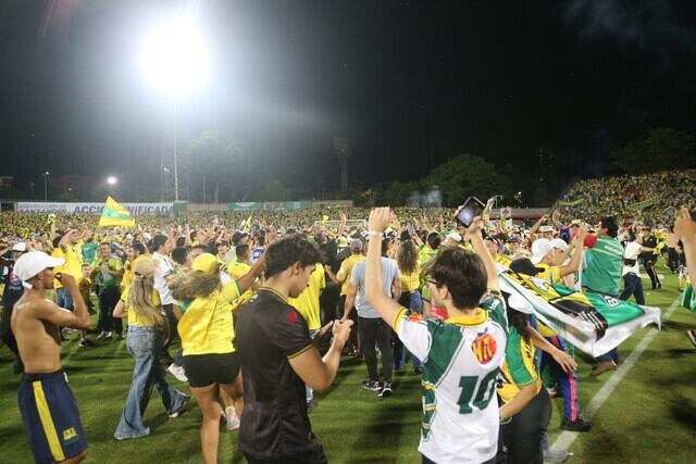 Hinchas invadieron la cancha al finalizar la primera final entre Bucaramanga y Santa Fe. Foto: Colprensa.