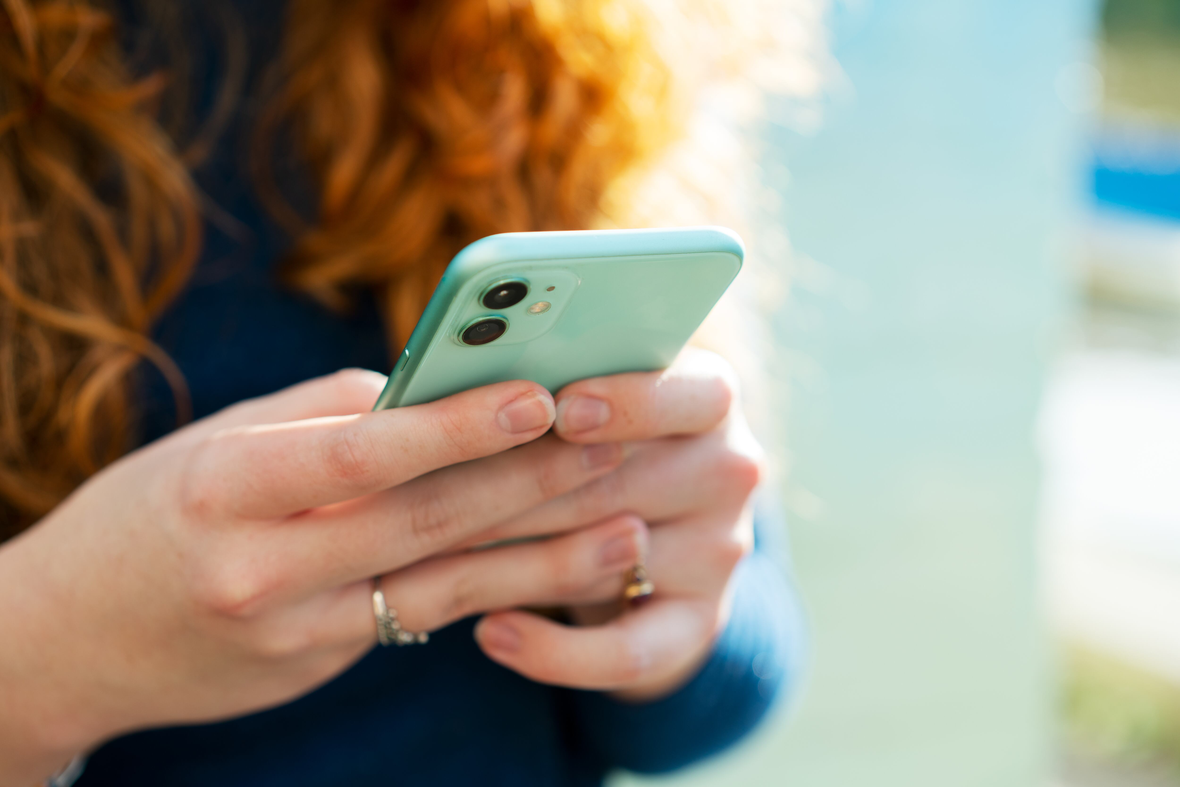 Mujer usando celular o smartphone / Foto: GettyImages