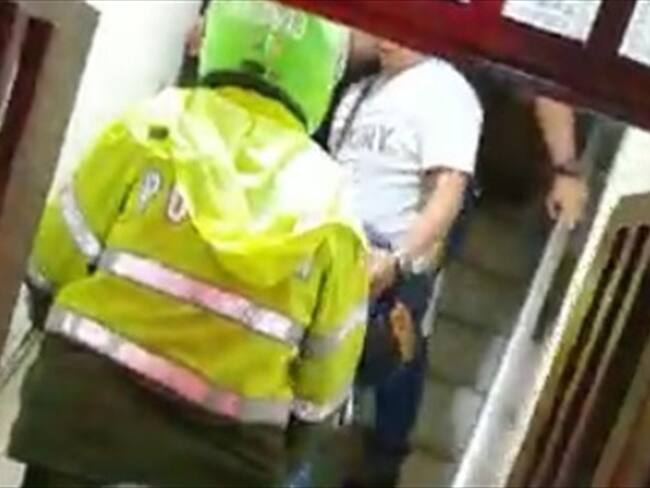 Cuando los uniformados llegaron al lugar, encontraron al sujeto en estado de embriaguez y al menor al interior de la habitación sin signos vitales . Foto: Cortesía