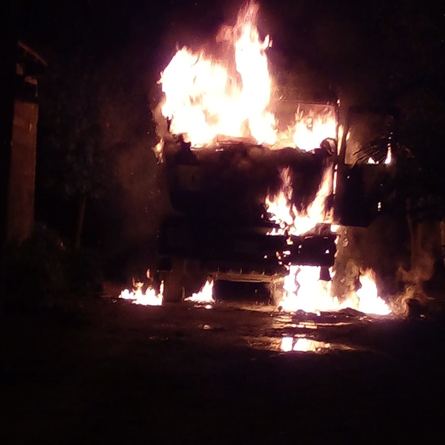 Dos comerciantes asesinados y once vehículos quemados deja paro armado en Córdoba