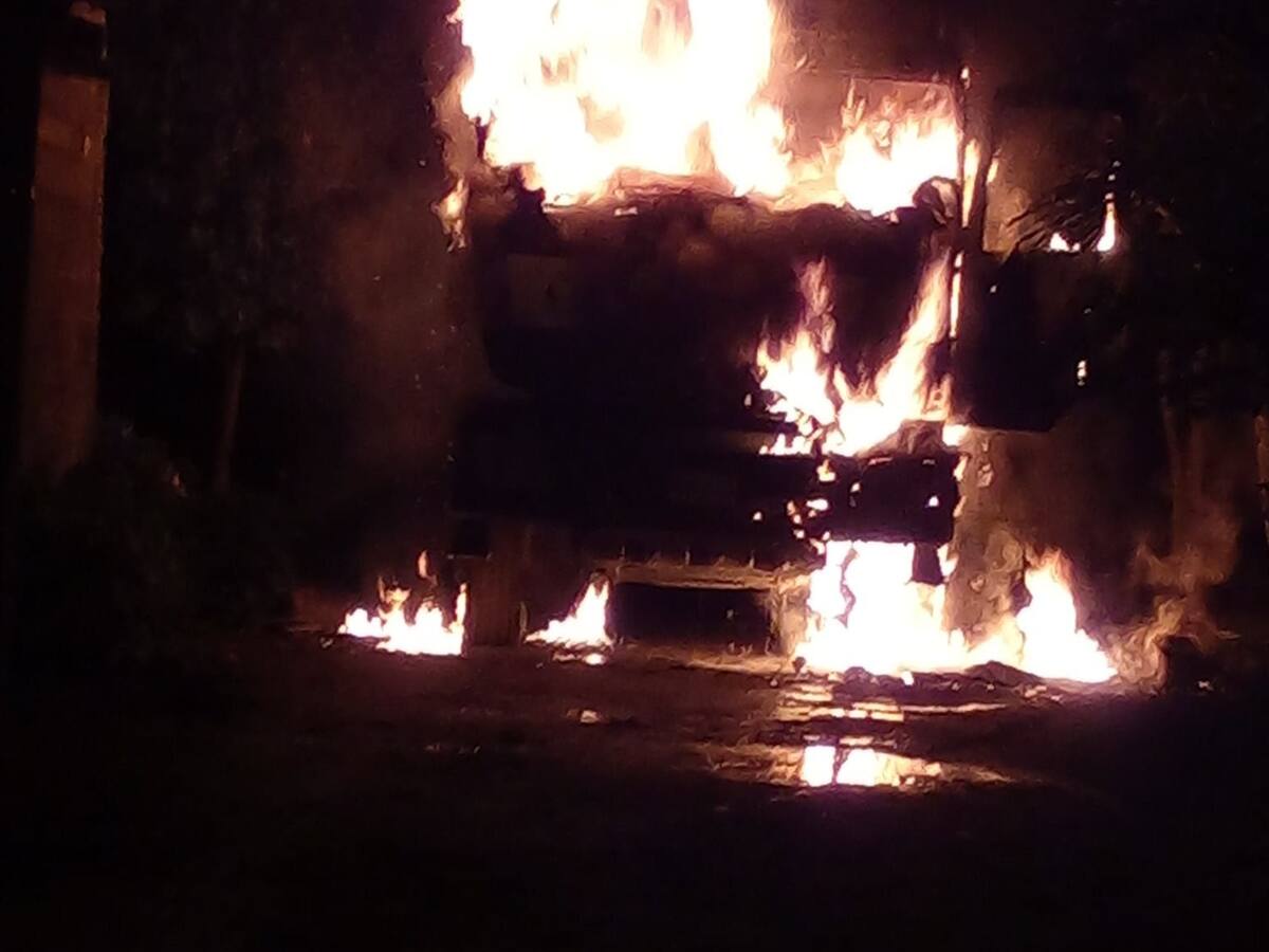 Dos comerciantes asesinados y once vehículos quemados deja paro armado en Córdoba