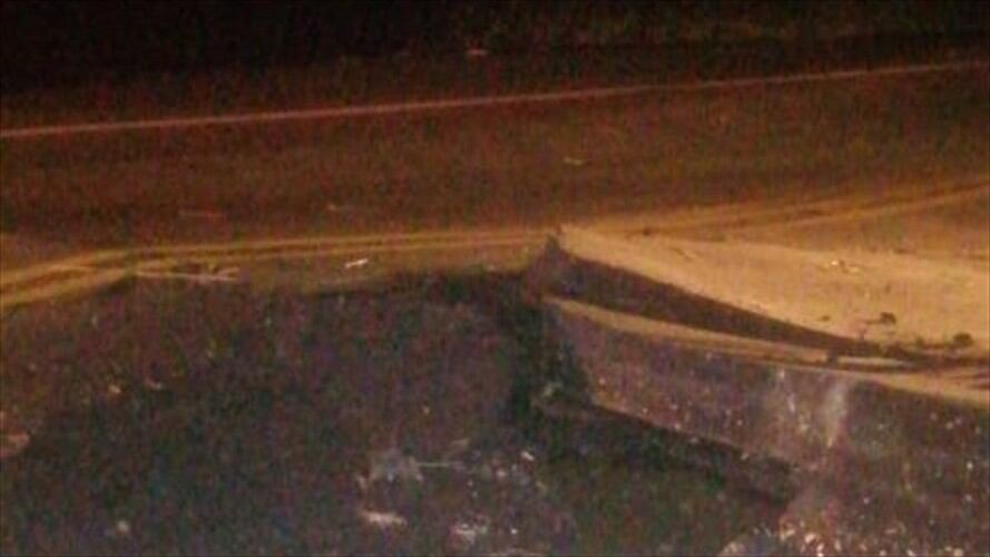 Los usuarios de la carretera reportaron una fuerte explosión en el kilómetro 62, y posteriormente un incendio forestal. Foto: Cortesía En Línea TV