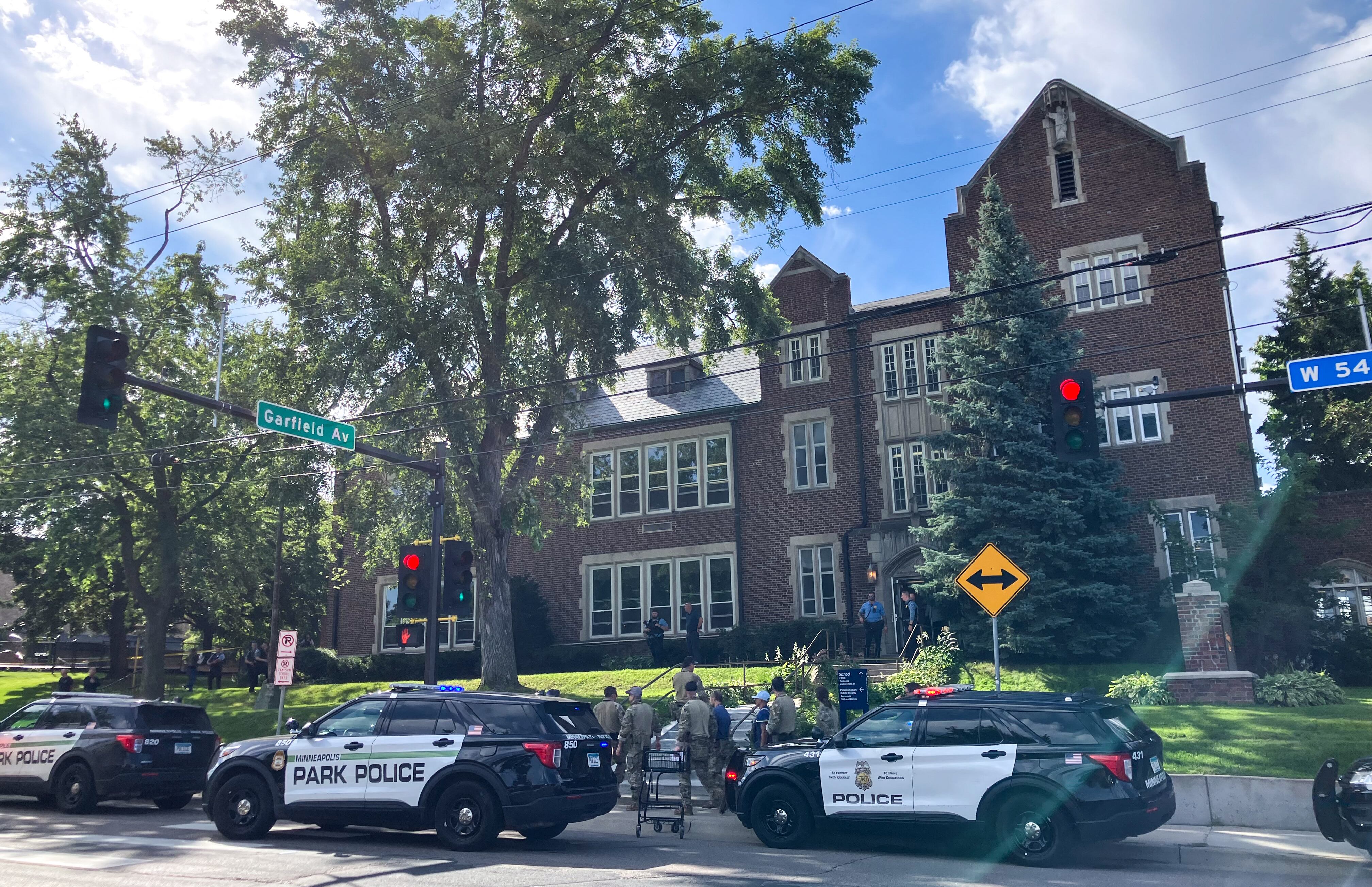 La policía trabaja en el lugar de un tiroteo cerca de la Iglesia de la Anunciación y la Escuela Católica en Minneapolis, Minnesota, el 27 de agosto de 2025. (Foto de Tom BAKER / AFP)