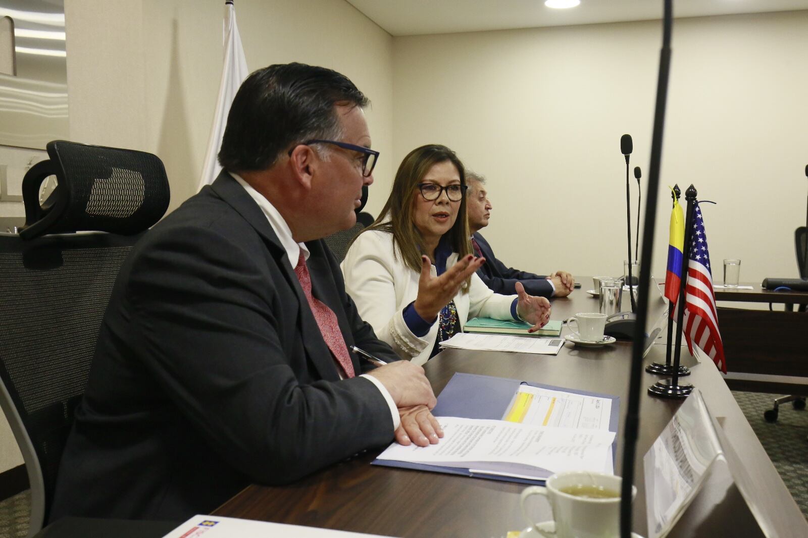 Fiscal Luz Adriana Camargo se reunió con el embajador de EE. UU.