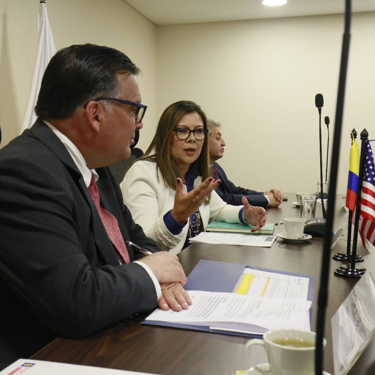 Fiscal Luz Adriana Camargo se reunió con el embajador de EE. UU.