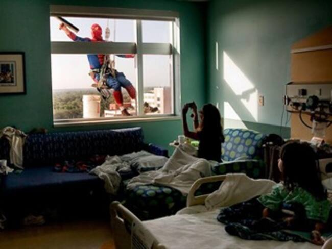 Limpiadores de ventanas dizfrasados de hombre araña para animar a niños en Hospital de Estados Unidos.   Foto: Doggie.com
