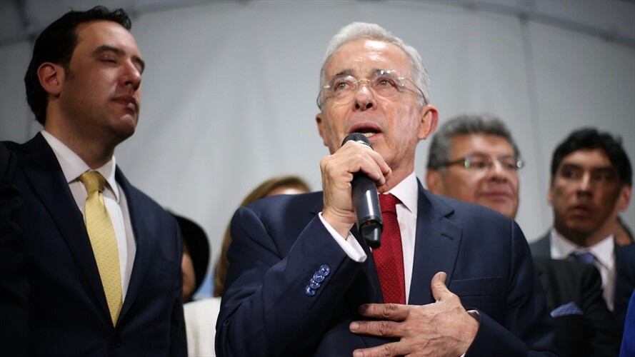 Avioneta con mensaje en contra de Álvaro Uribe sobre vuela en Miami. Foto: Colprensa - Álvaro Tavera