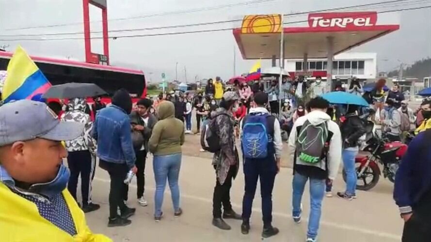 Jóvenes celebran el anuncio. . Foto: W