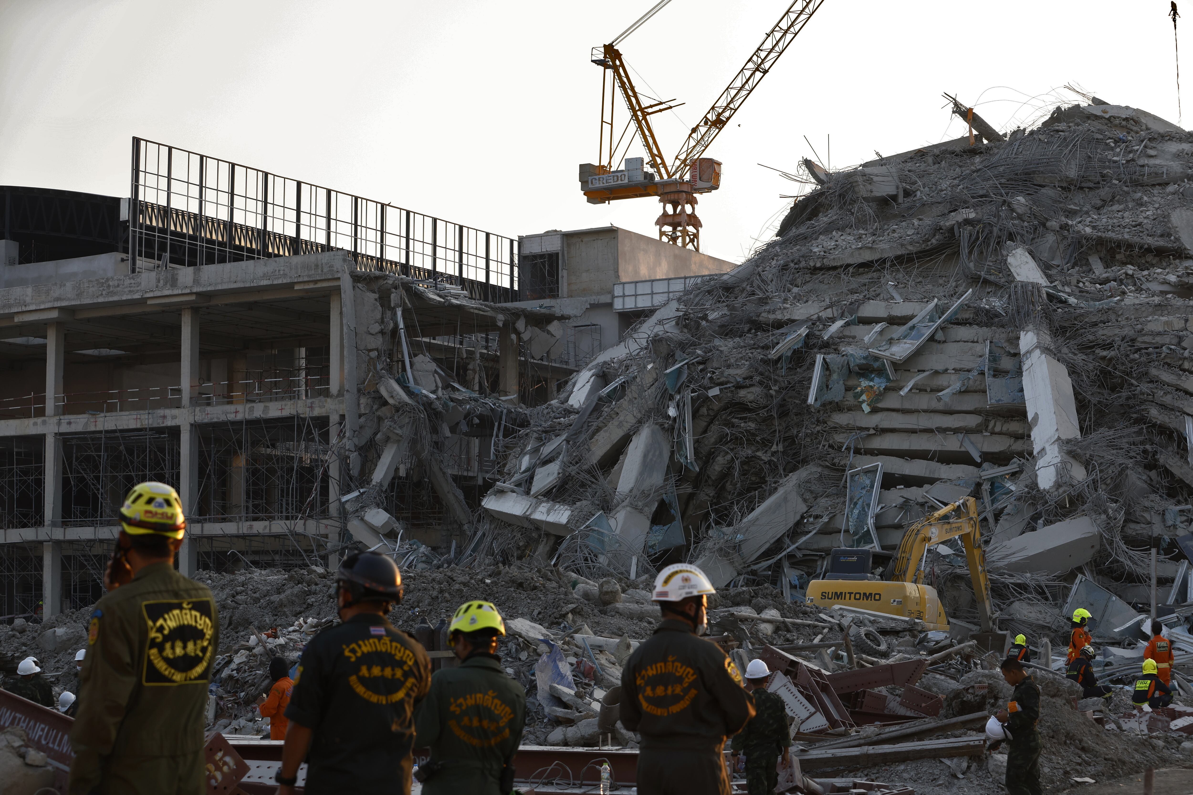 Equipos de rescate tras terremtoto de magnitud 7.7 en Birmania. FOTO: EFE/EPA/RUNGROJ YONGRIT