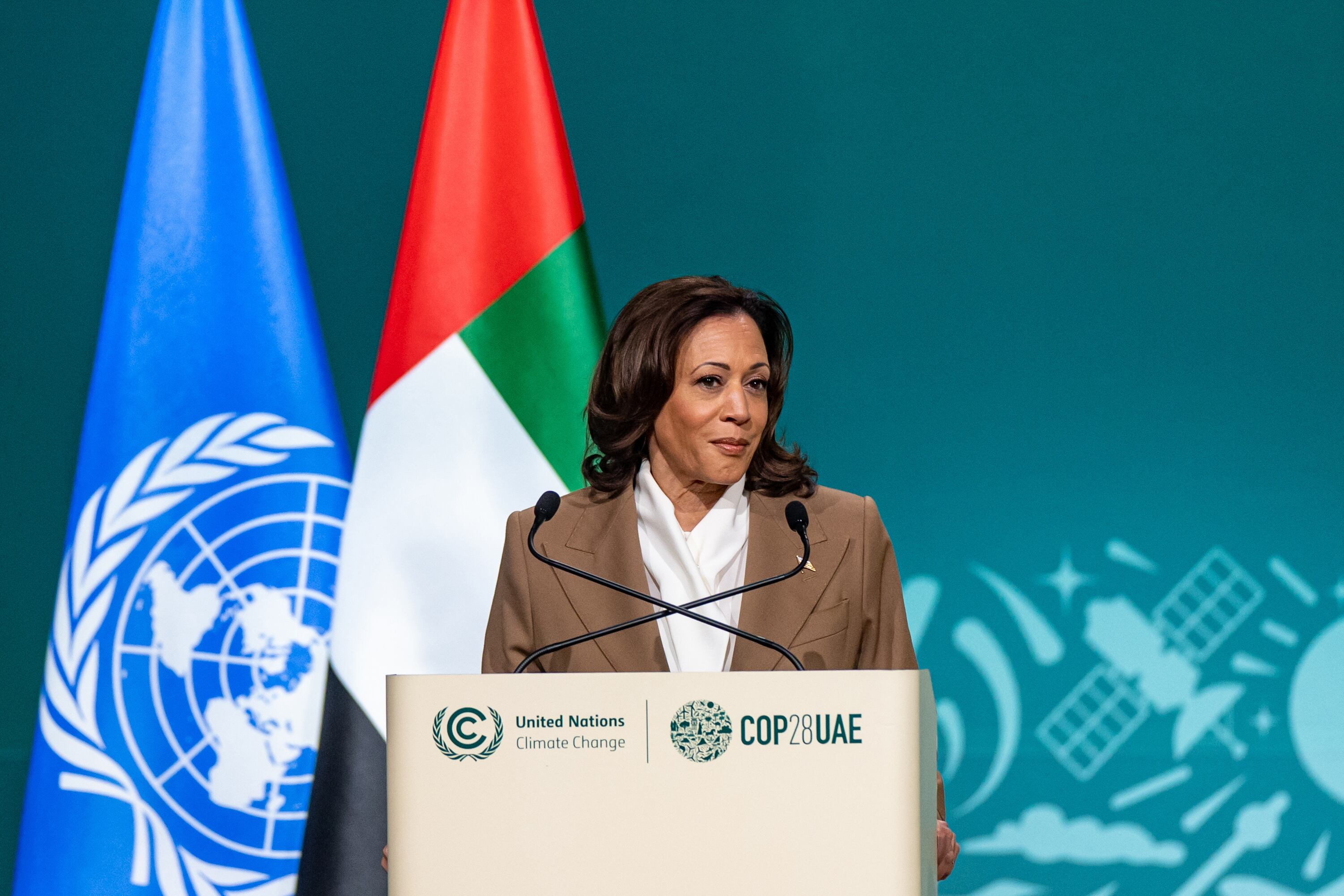 Kamala Harris, vicepresidenta de Estados Unidos, anunció este sábado desde la COP28 de Dubái una contribución de 3.000 millones de dólares al Fondo Verde para el Clima. Foto: EFE/EPA/MARTIN DIVISEK