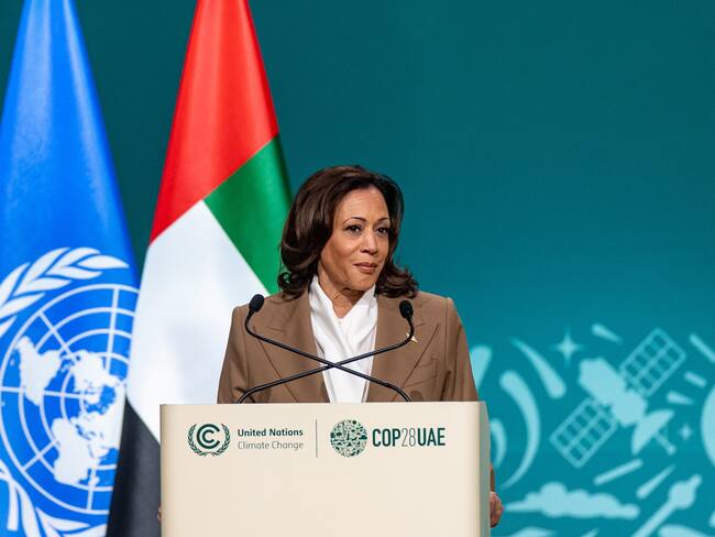 Kamala Harris, vicepresidenta de Estados Unidos, anunció este sábado desde la COP28 de Dubái una contribución de 3.000 millones de dólares al Fondo Verde para el Clima. Foto: EFE/EPA/MARTIN DIVISEK