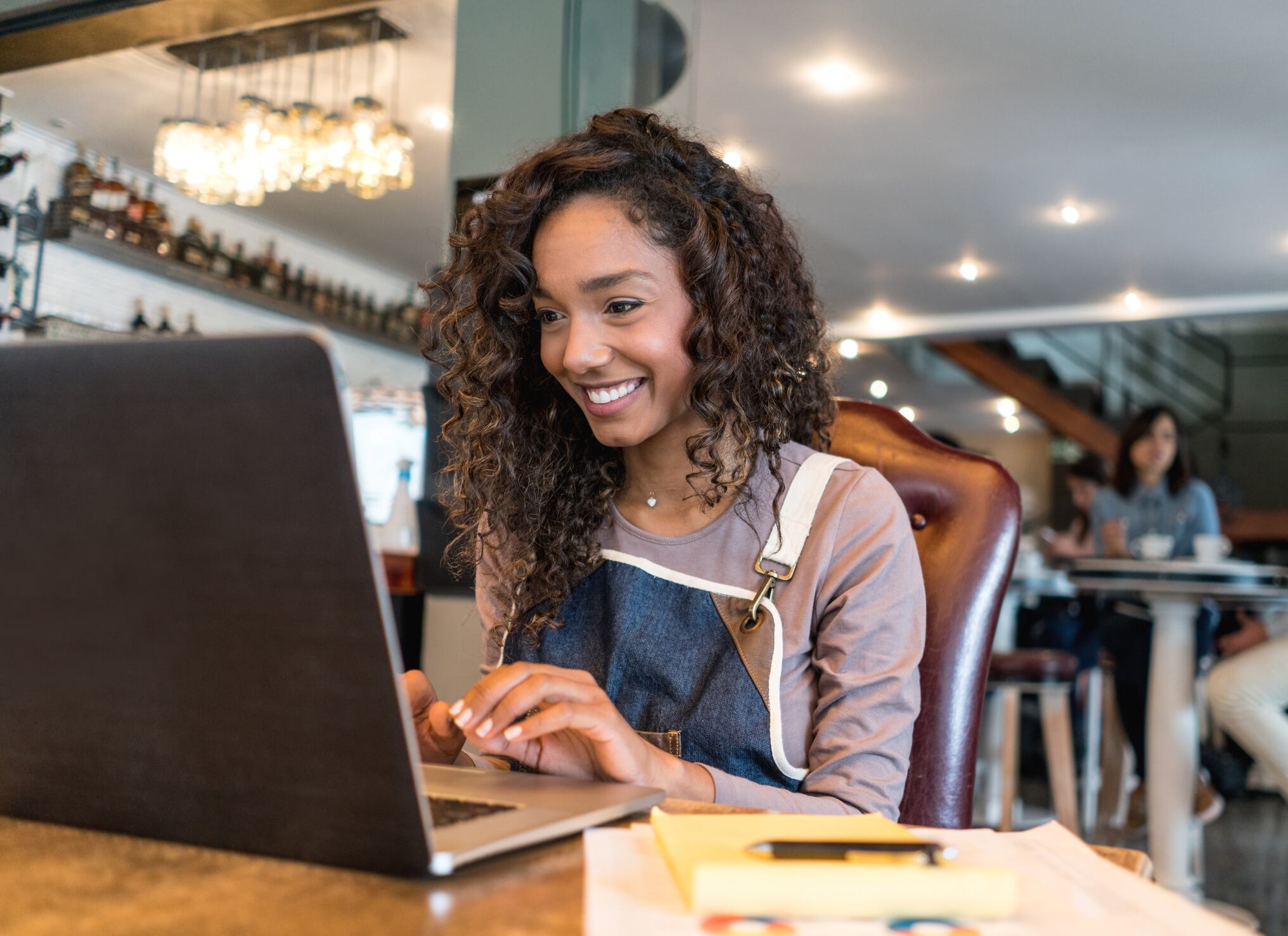 Mujer en un computador imagen de referencia. Foto: Getty Images.