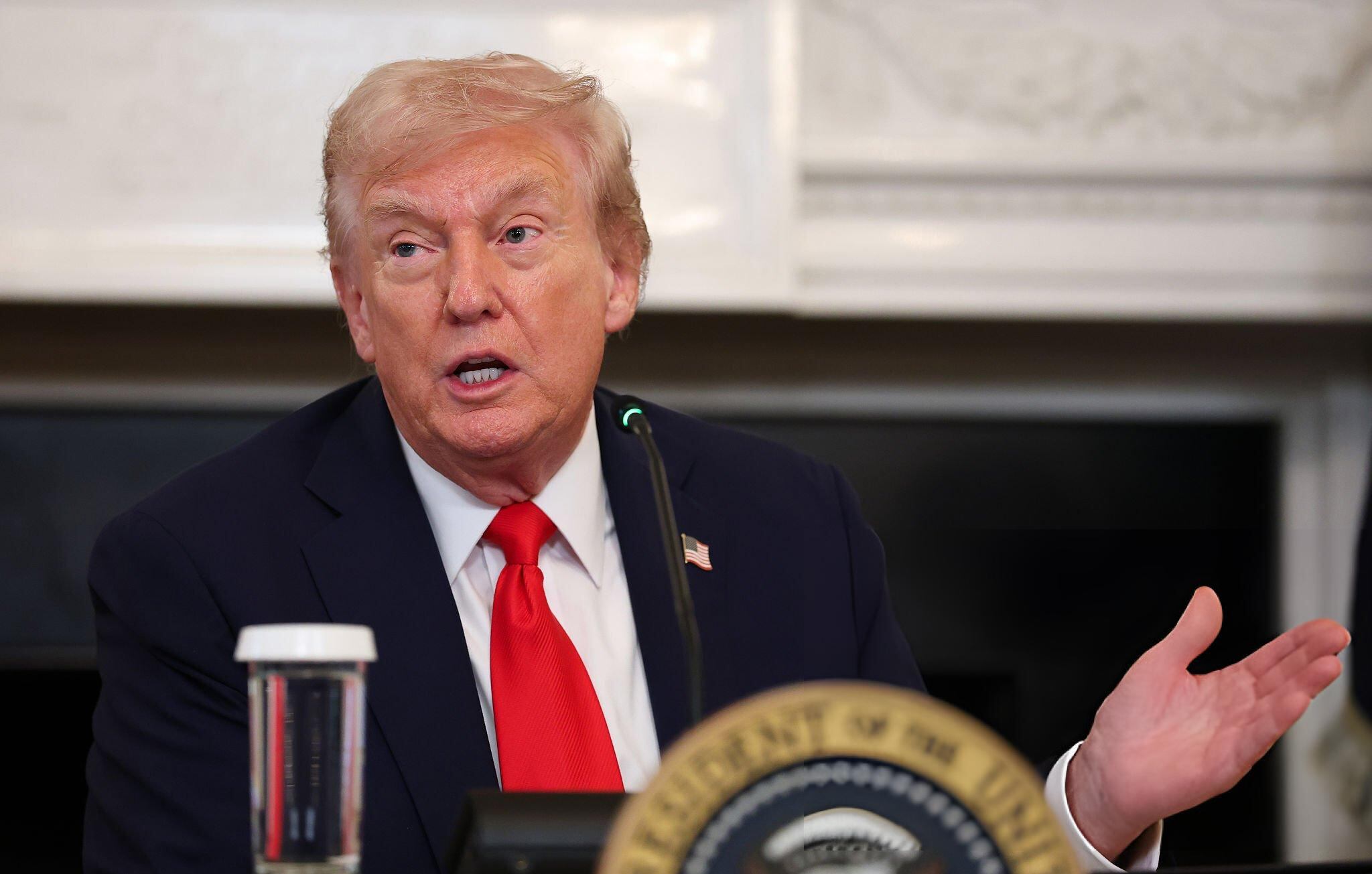 El presidente de Estados Unidos, Donald Trump, habla durante una mesa redonda en el Comedor de Estado de la Casa Blanca el 8 de octubre de 2025 en Washington D. C. FOTO: Anna Moneymaker/Getty Images