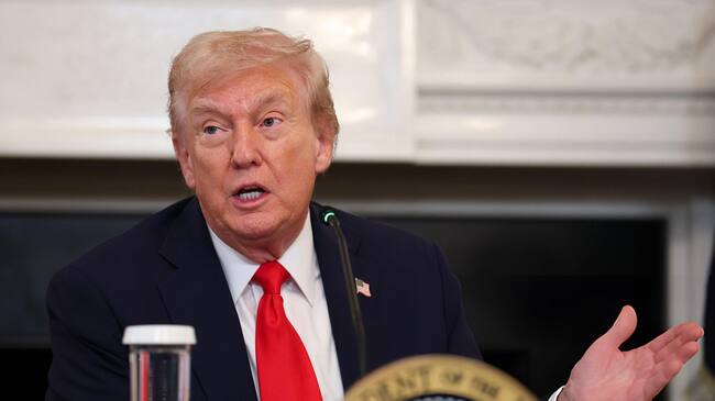 El presidente de Estados Unidos, Donald Trump, habla durante una mesa redonda en el Comedor de Estado de la Casa Blanca el 8 de octubre de 2025 en Washington D. C. FOTO: Anna Moneymaker/Getty Images