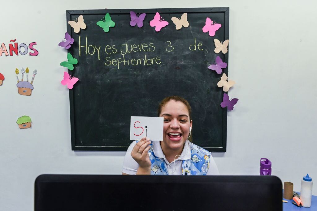 Profesora de primaria teniendo una clase virtual con sus alumnos (Getty Images)