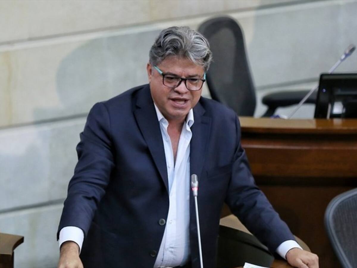 Con contratos de miles de millones de pesos buscan fortalecer el ESMAD: Wilson Arias