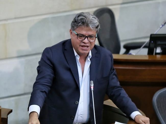 Wilson Arias denunció que la Policía suscribió contratos por $11.000 millones de pesos para fortalecer el ESMAD. Foto: Colprensa / CAMILA DÍAZ