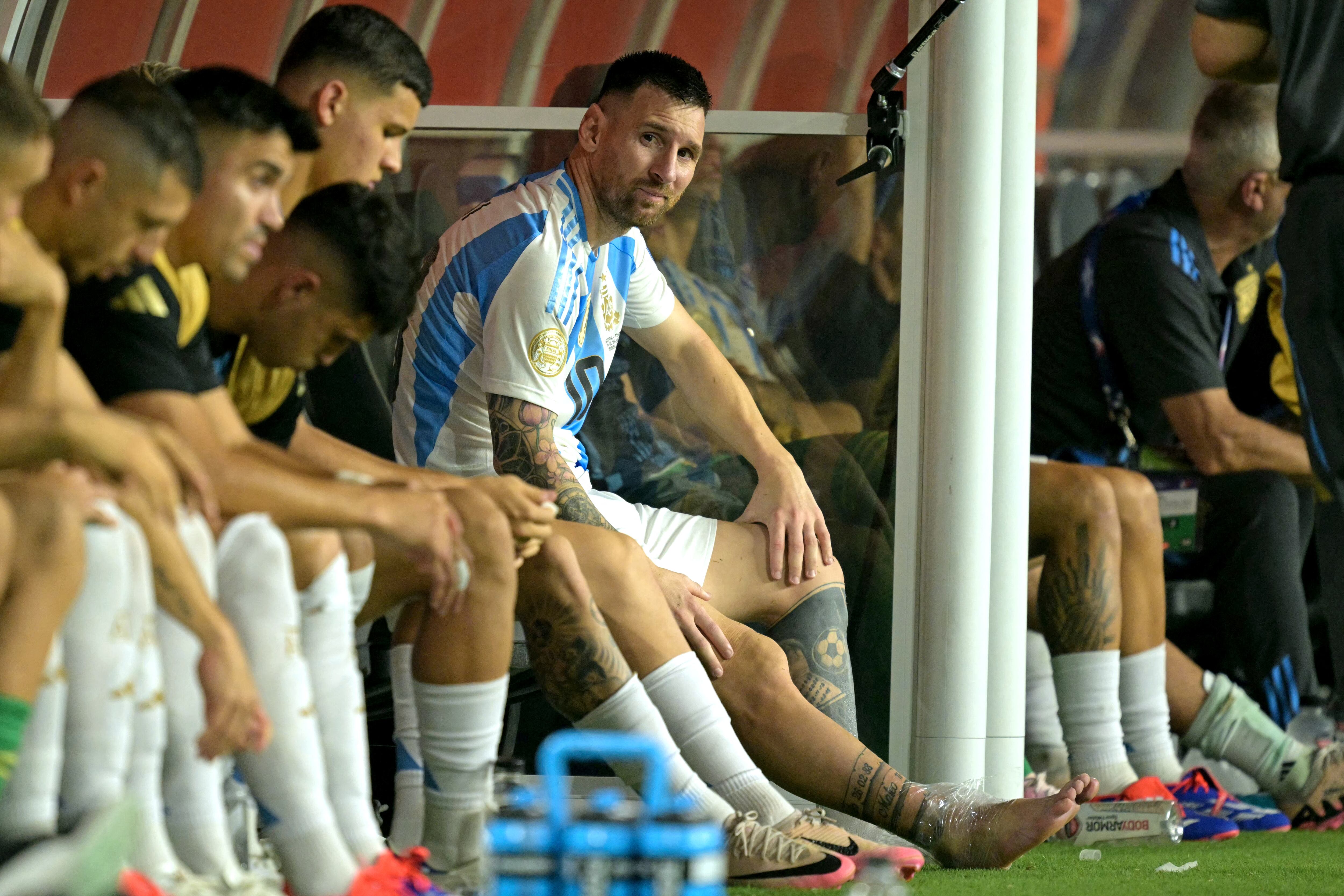 Lionel Messi sale lesionado del partido frente a Colombia - AFP