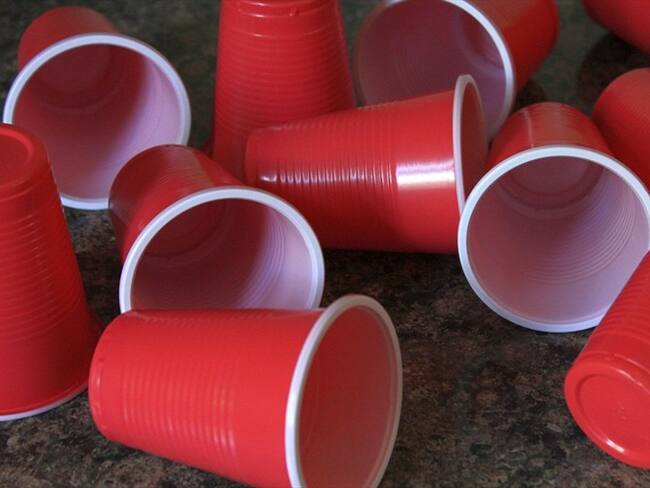 Profesora reemplazó instrumentos por vasos para seguir sus clases de música en San Gil