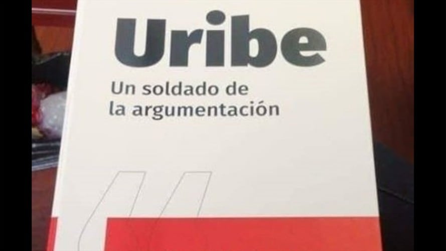 El polémico libro que dejó regalando el exgobernador de Antioquia sobre Álvaro Uribe. Foto: