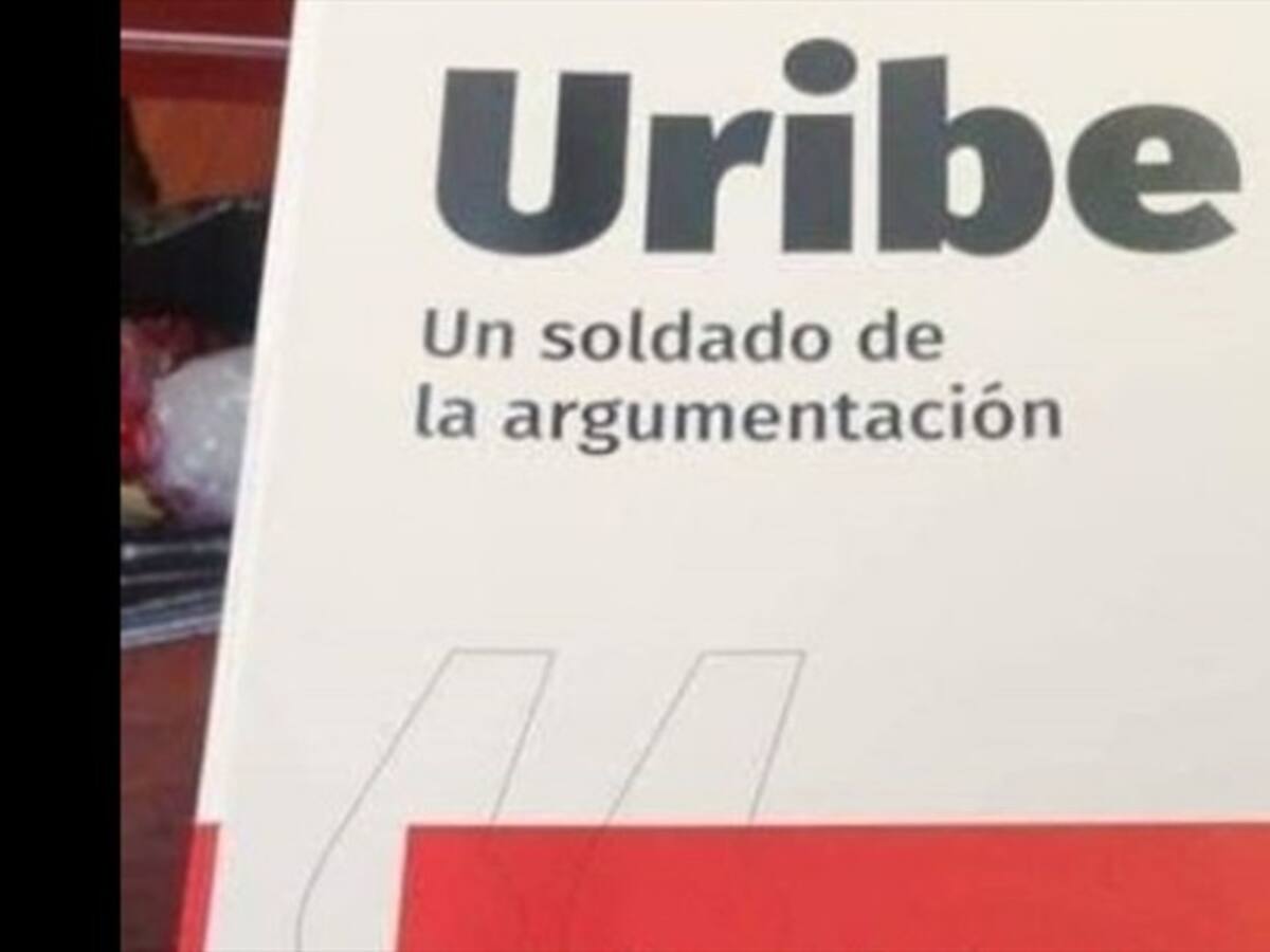 El polémico libro que dejó regalando el exgobernador de Antioquia sobre Álvaro Uribe
