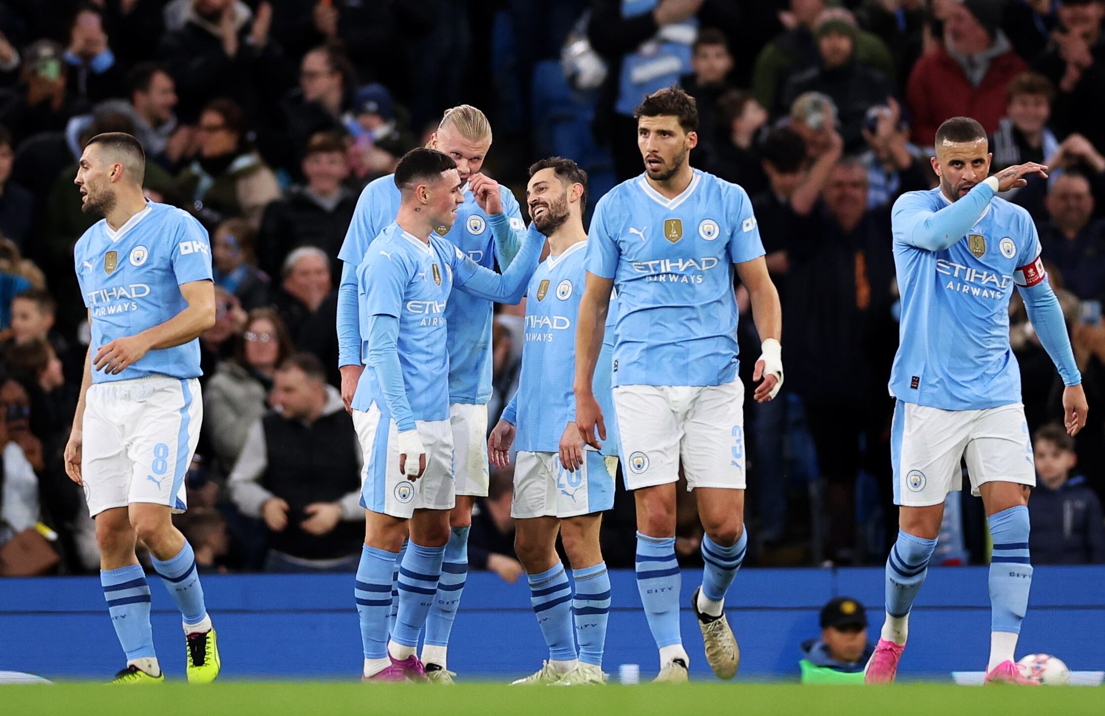 Manchester (United Kingdom), 16/03/2024.- Bernado Silva (C) of Manchester City celebrates with his teammates after scoring the 2-0 goal the FA Cup quarter-finals soccer match between Manchester City and Newcastle United in Manchester, Britain, 16 March 2024. (Reino Unido) EFE/EPA/ADAM VAUGHAN EDITORIAL USE ONLY. No use with unauthorized audio, video, data, fixture lists, club/league logos, 'live' services or NFTs. Online in-match use limited to 120 images, no video emulation. No use in betting, games or single club/league/player publications.