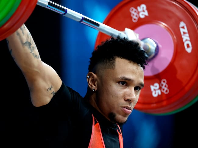 Paris (France), 08/08/2024.- Luis Mosquera of Colombia competes in the Men's 73kg category of the Weightlifting competitions in the Paris 2024 Olympic Games, at the South Paris Arena in Paris, France, 08 August 2024. (Francia) EFE/EPA/MAST IRHAM