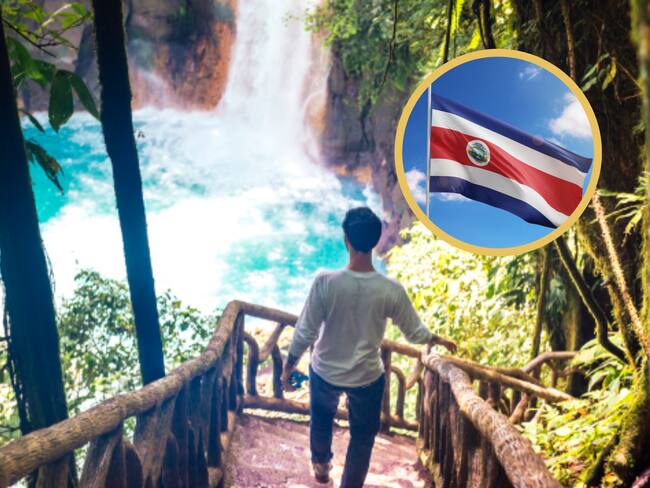 Hombre en la cascada del río Celeste, Costa Rica. En el círculo, bandera de ese país (GettyImages)