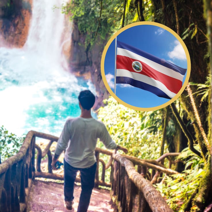Hombre en la cascada del río Celeste, Costa Rica. En el círculo, bandera de ese país (GettyImages)