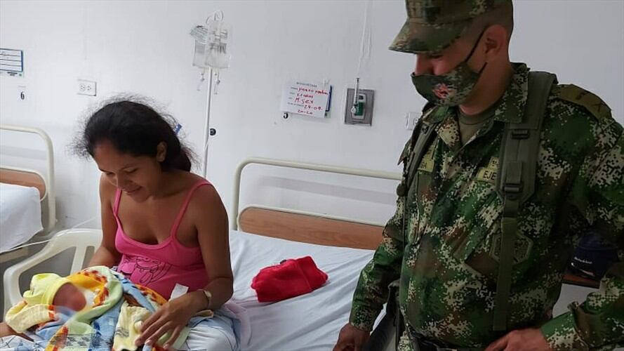 Soldados atienden el parto de una mujer en el municipio de Tierralta. Foto: Prensa Ejército Nacional