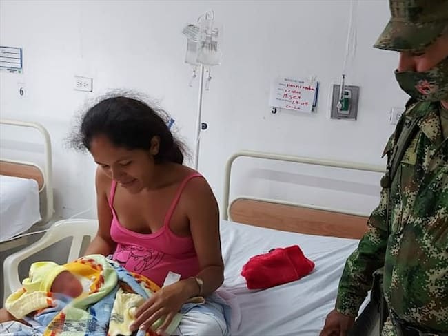 Soldados atienden el parto de una mujer en el municipio de Tierralta. Foto: Prensa Ejército Nacional