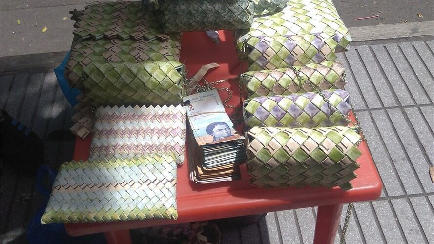 Aumentó en Cúcuta la elaboración de bolsos con antiguos bolívares. Foto: Audrey Carrillo