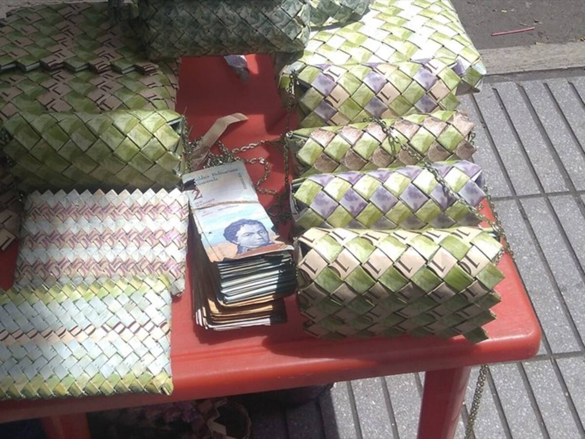 Aumentó en Cúcuta la elaboración de bolsos con antiguos bolívares