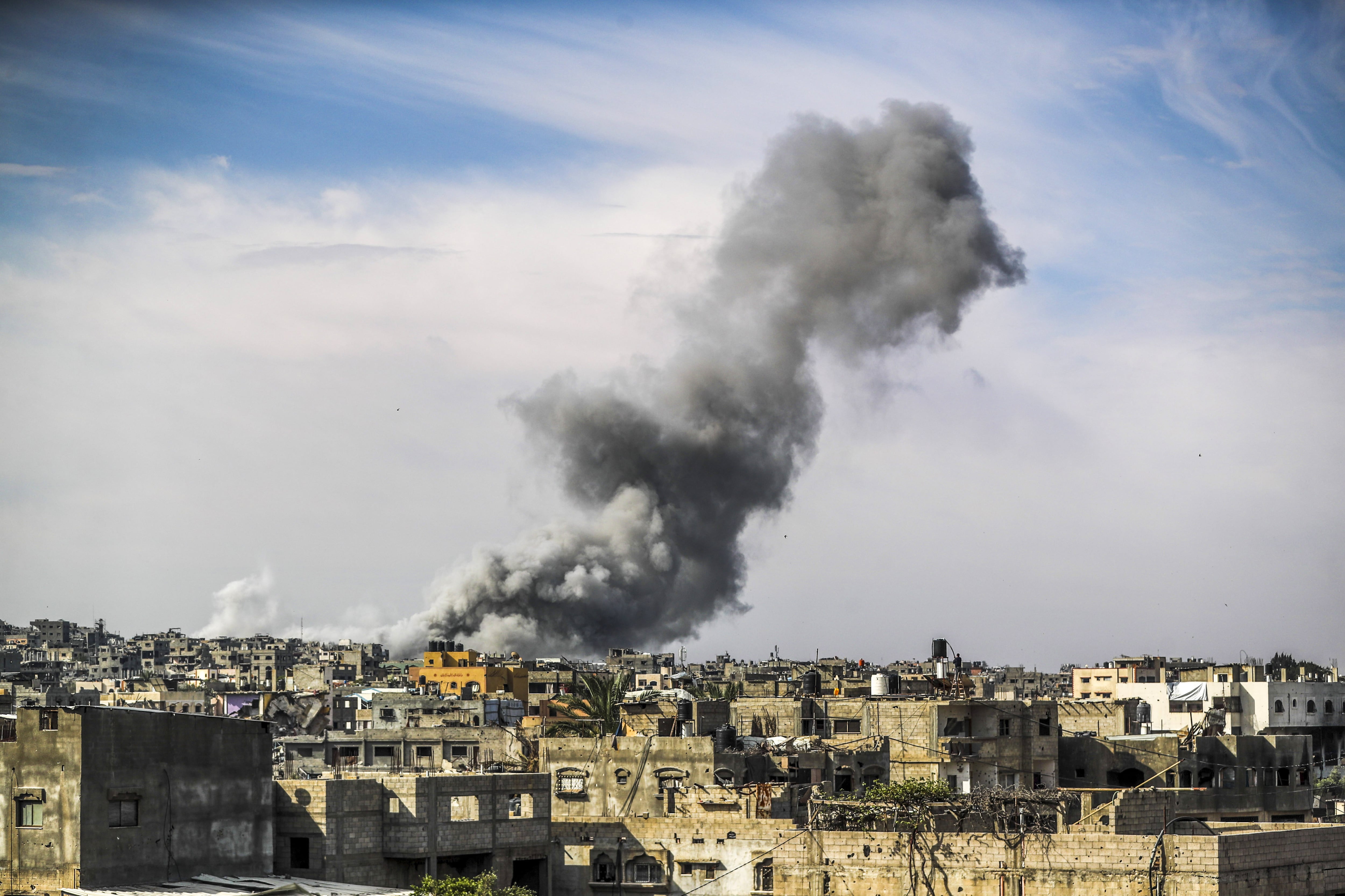 Nube de humo tras ataque israelí en la Franja de Gaza. FOTO: Mahmoud Issa/Anadolu via Getty Images