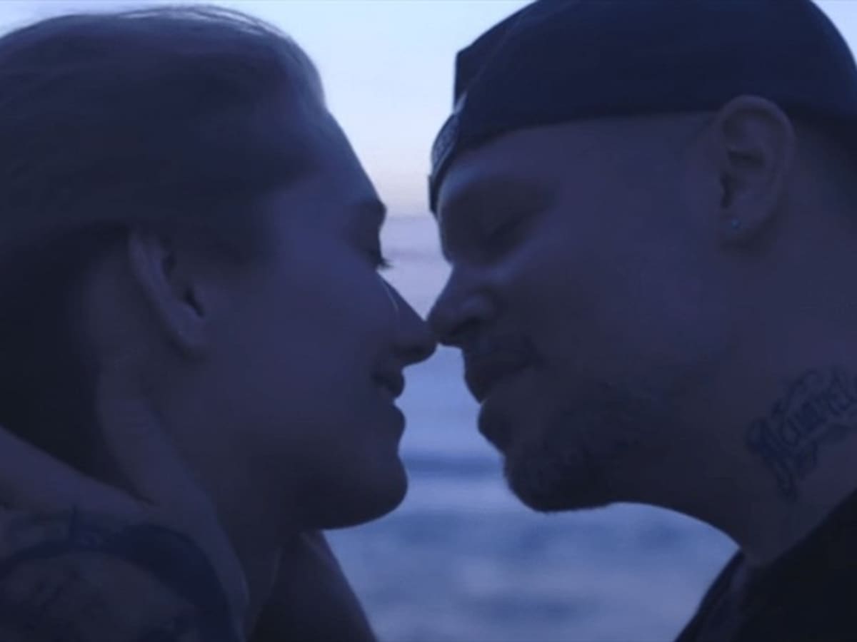 'Antes que el mundo se acabe' de Residente reunió 113 besos alrededor del mundo
