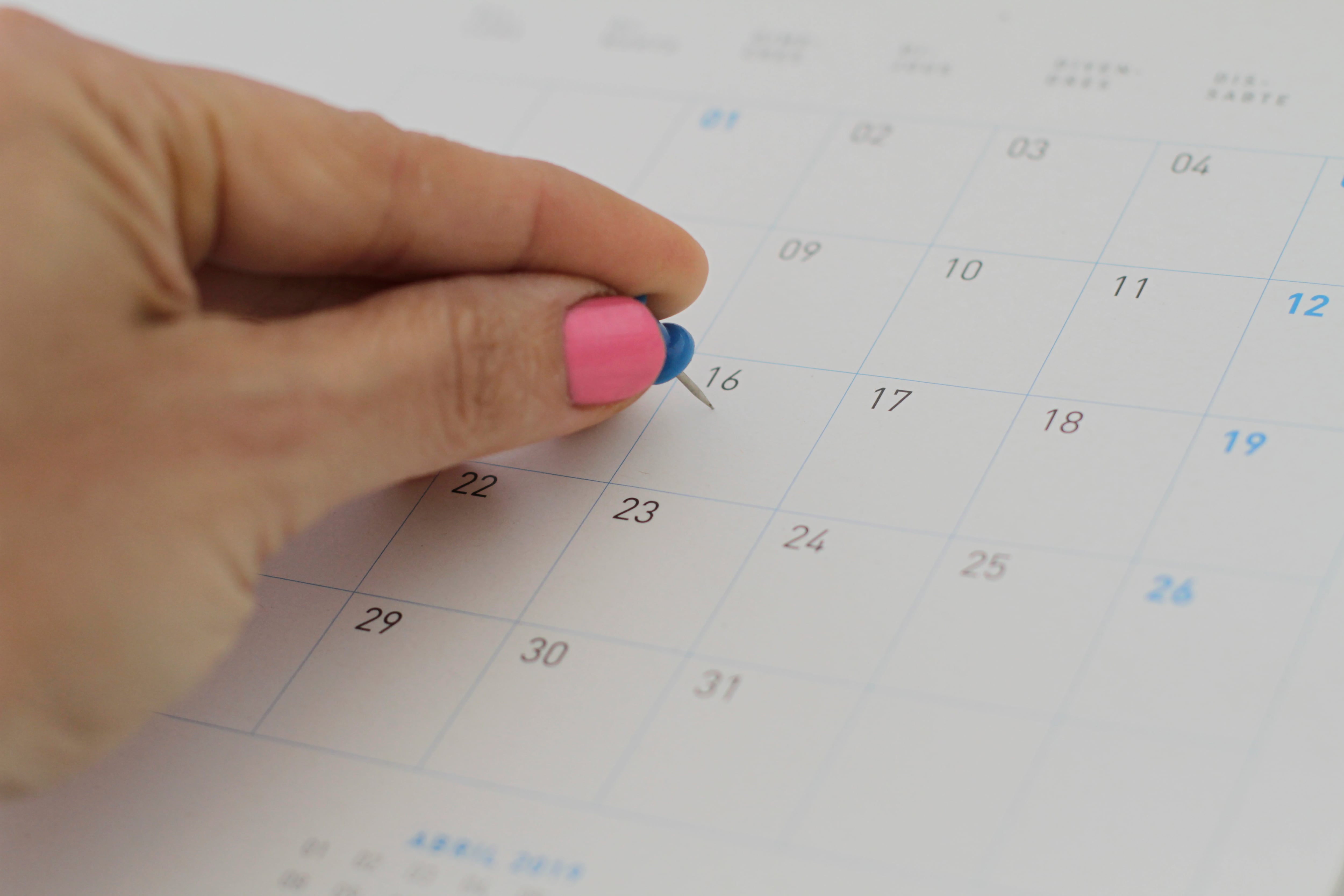 Persona señalando una fecha en el calendario (Foto vía Getty Images)