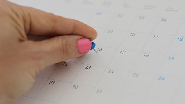 Persona señalando una fecha en el calendario (Foto vía Getty Images)
