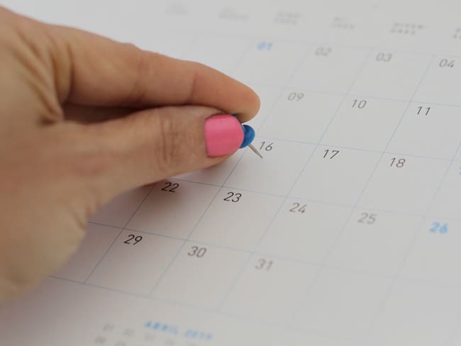Persona señalando una fecha en el calendario (Foto vía Getty Images)