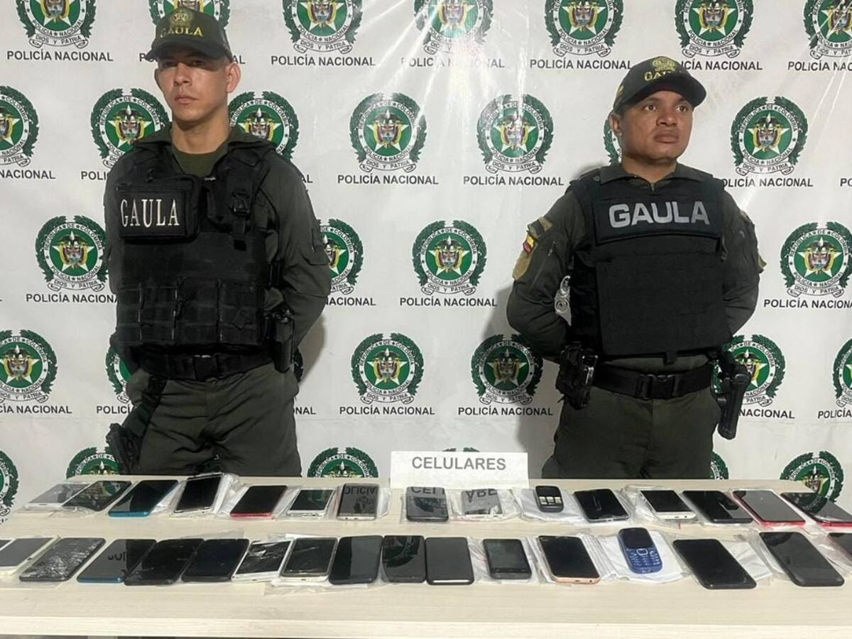 Encuentran 32 celulares tras allanamientos a cárceles en Barranquilla