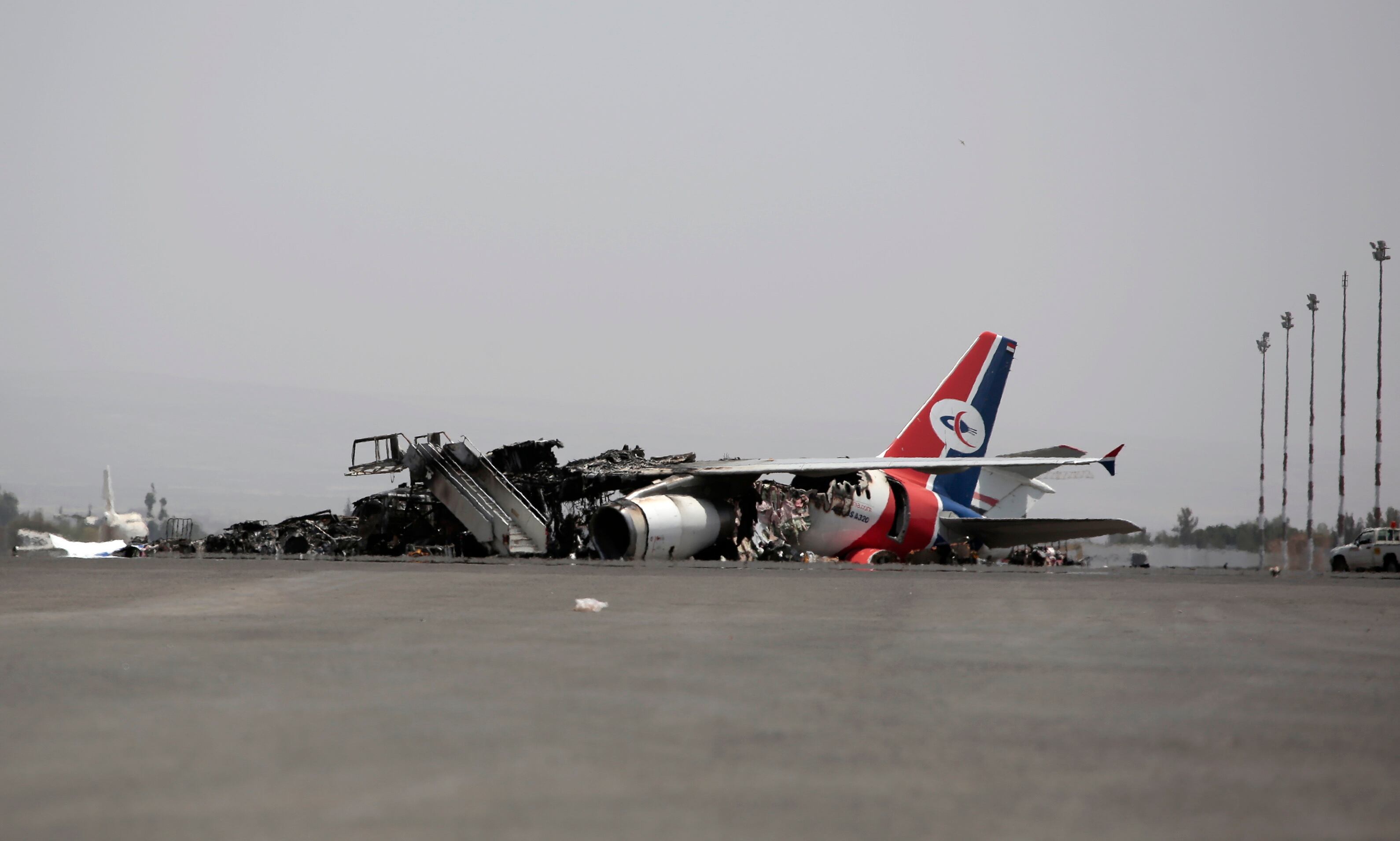 Avión de aerolínea de Yemen destruido tras bombardeos de Israel al aeropuerto internacional de Saná. FOTO: EFE/EPA/OSAMAH YAHYA