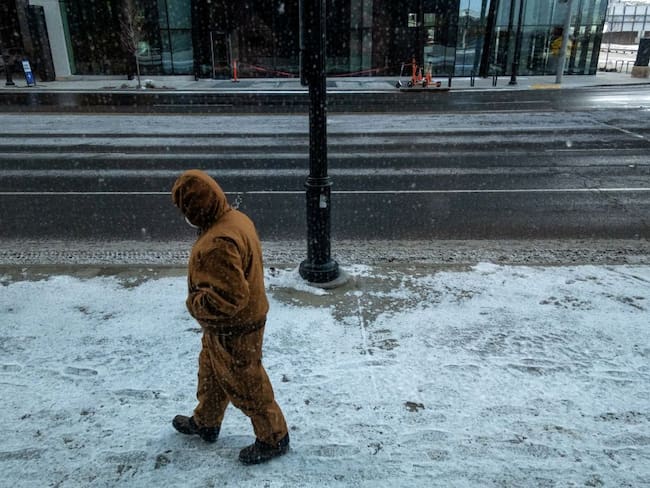 Hombre en el invierno de Estados Unidos 23 de diciembre de 2022. Foto: SETH HERALD/AFP via Getty Images