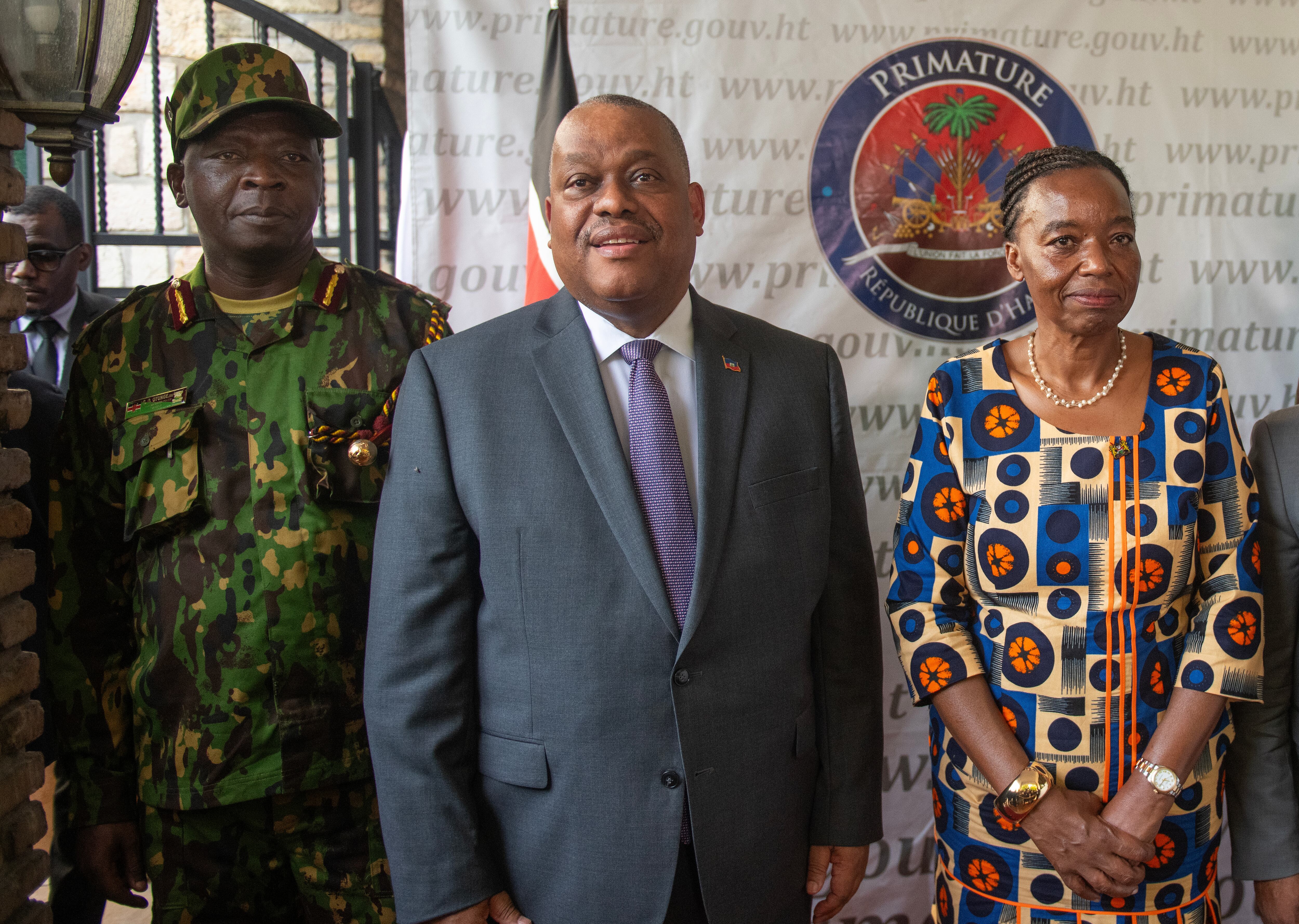 El comandante keniano y jefe de la Misión Multinacional de Apoyo a la Seguridad, Godfrey Otunga; el primer ministro de Haití, Garry Conille, y la jefa de la delegación de Kenia. Foto: EFE/ Johnson Sabin