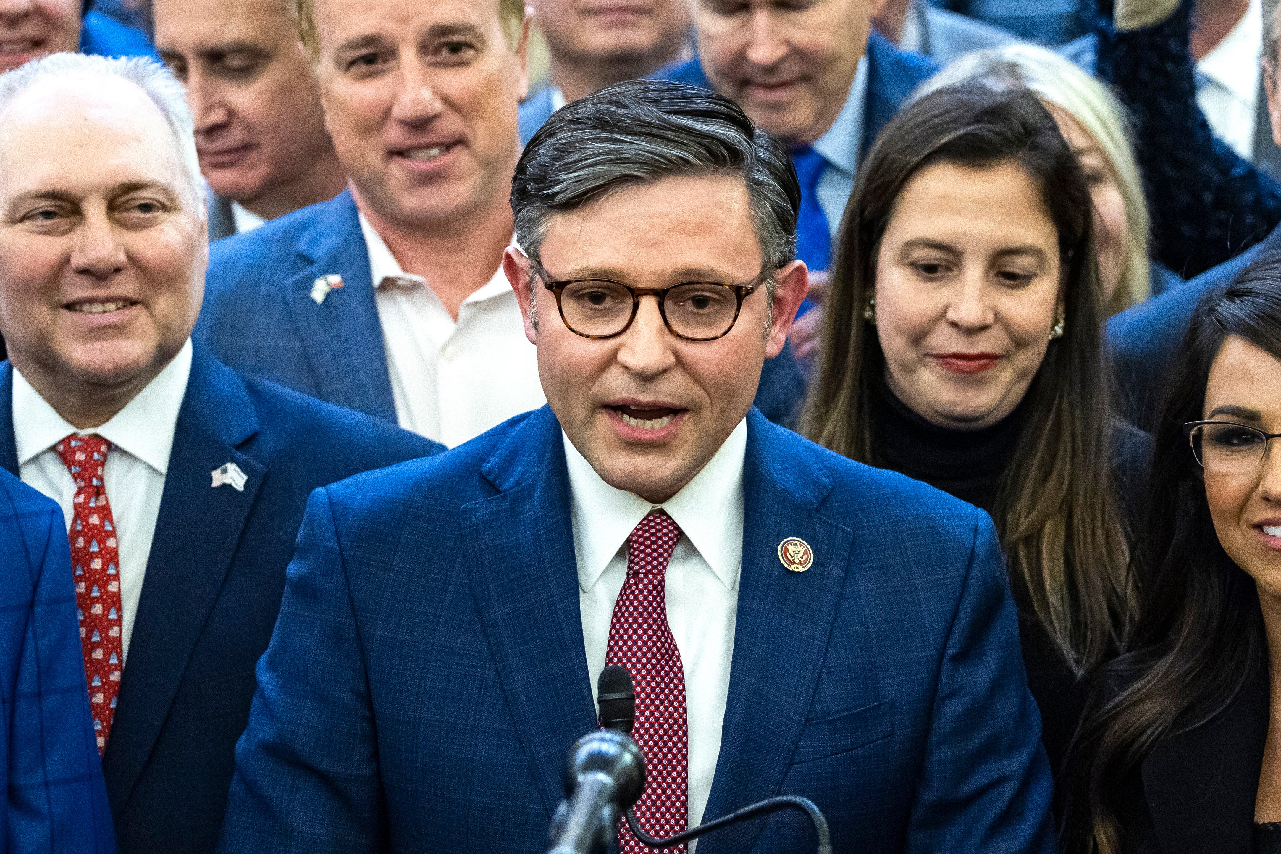 Mike Johnson (C). EFE/EPA/JIM LO SCALZO