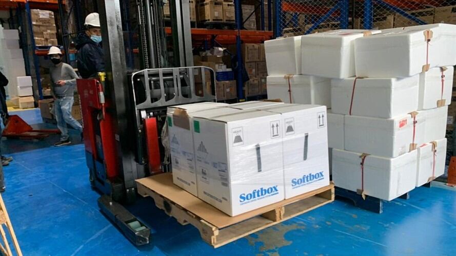 Este miércoles llegó a Colombia el nuevo lote de vacunas contra el COVID-19 del laboratorio Pfizer. Foto: Cortesía Ministerio de Salud